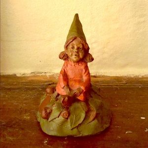 Retired Tom Clark gnome “Lilibet”